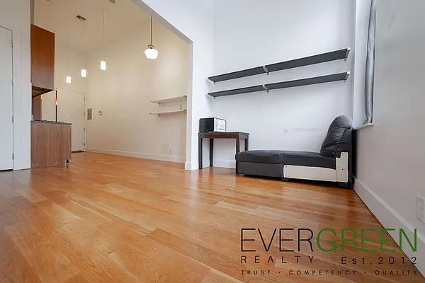 Rented by Evergreen Apartments BK | media 25