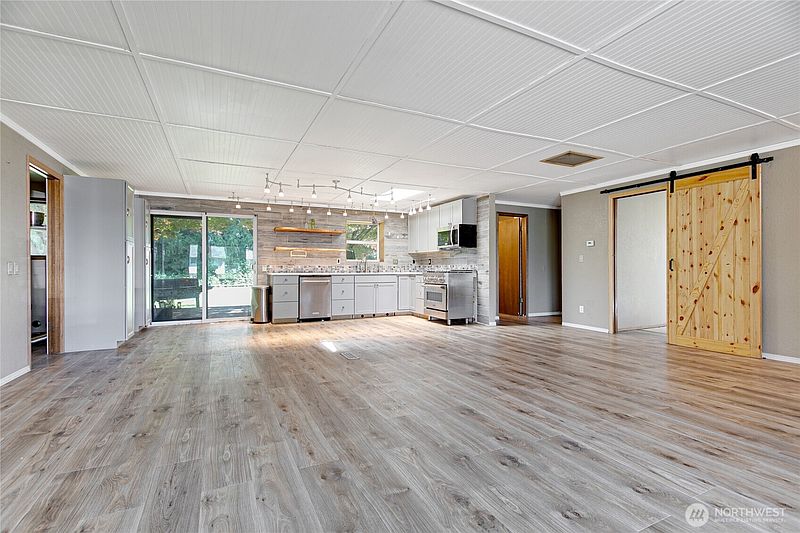 4th image of 816 Vine Circle