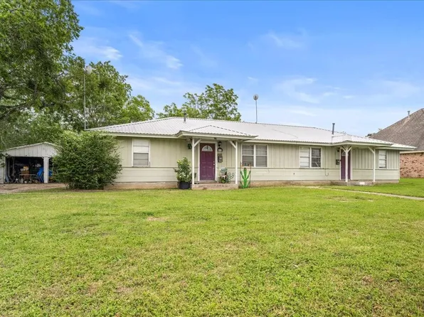 512 N College St, Weimar, TX 78962