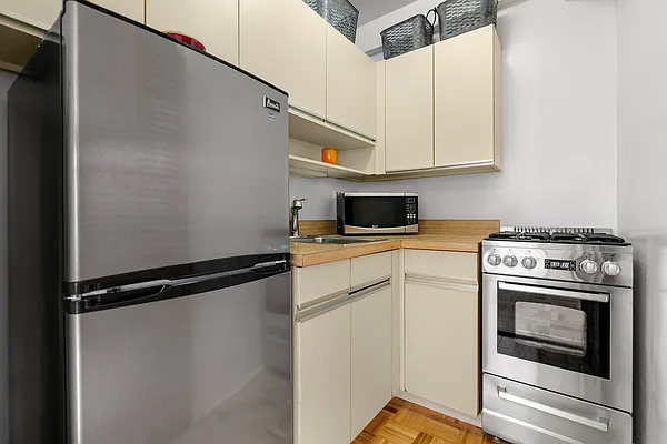 Sold by Warburg | media 13