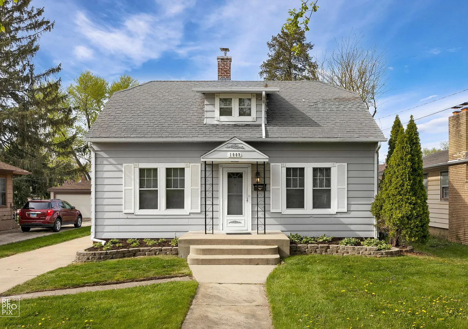 Three Bedroom Home Near Aurora University — Photo 1