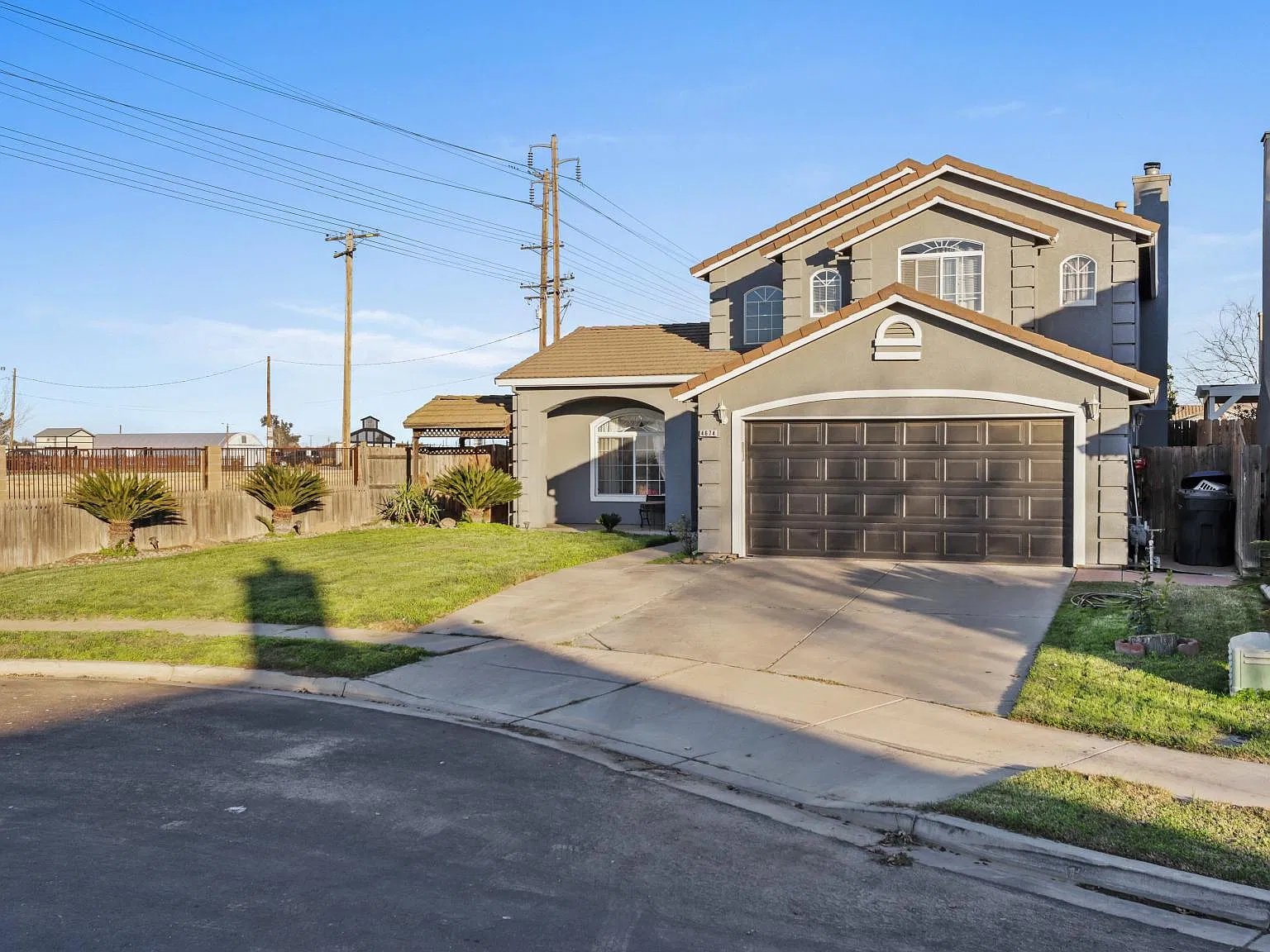 5 bed, 2236 sqft, $3,100 — Photo 2
