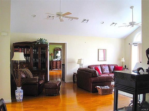 4th image of 1 Cross Creek Ln