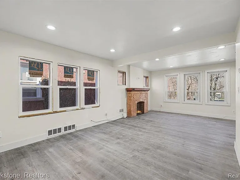 5533 Sheridan St — Photo 8