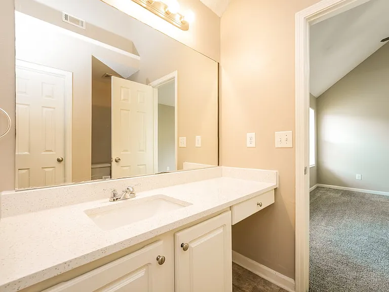 804 Hillandale Ln — Photo 12
