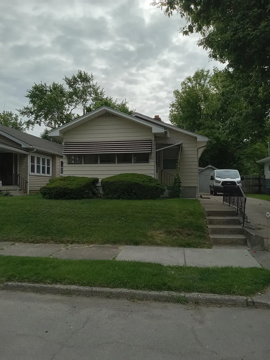 809 N Bradley Ave photo 1