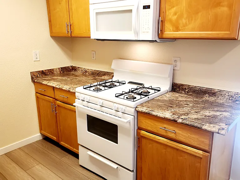 3738 Swift Ave — Photo 7