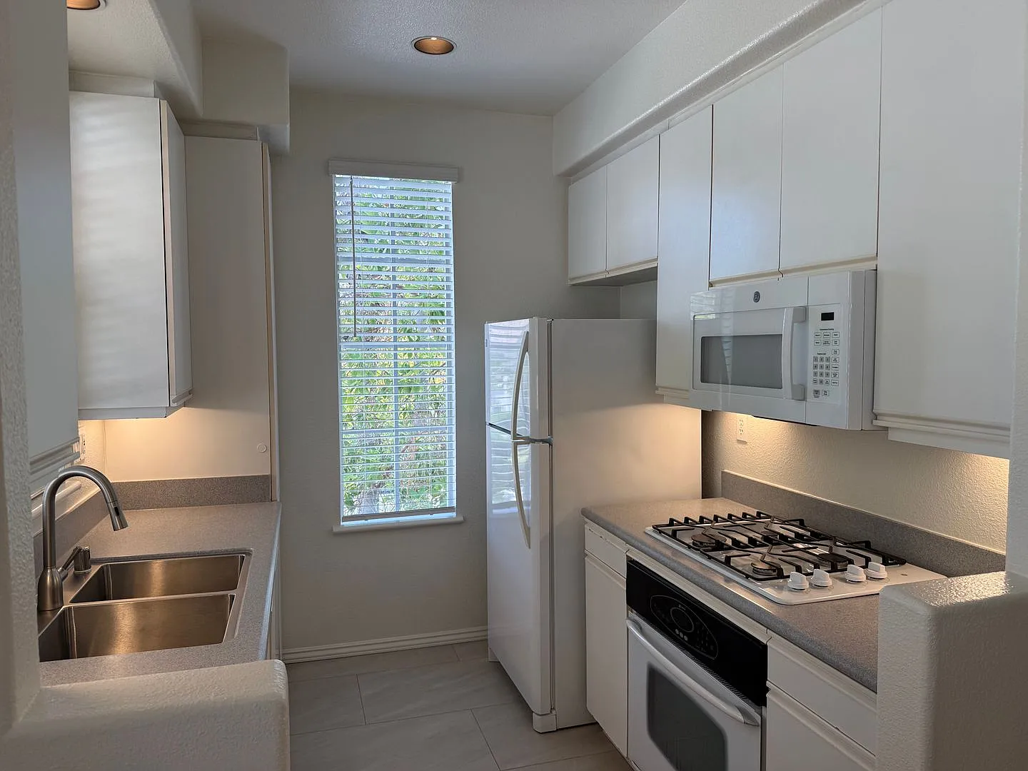 1 Bedroom, 1 Bath Condo at Martinique Del Mar Highlands! — Photo 3