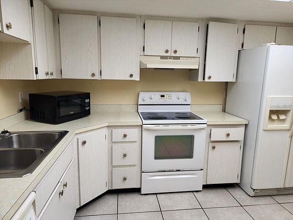 3rd image of 4104 SE 12th Pl APT 1