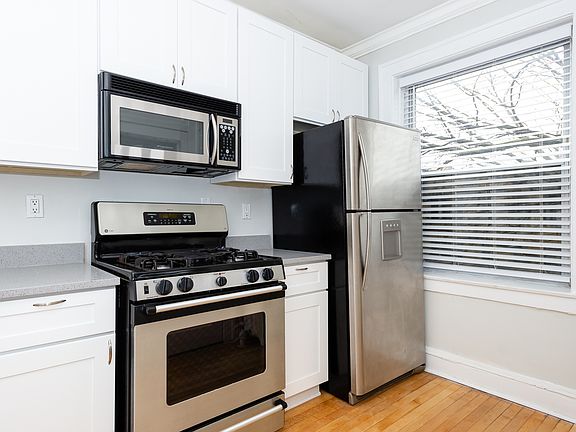 3rd image of 841 Clarence Ave APT 3