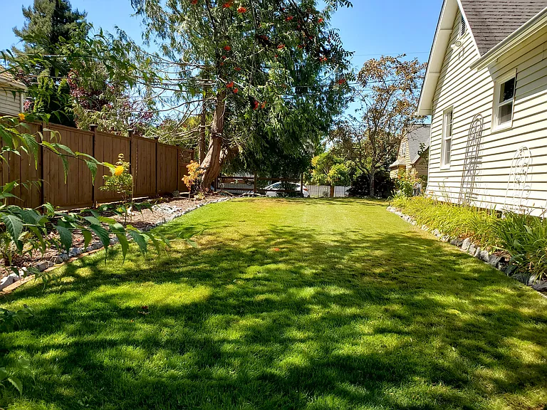 1126 Rainier Ave — Photo 5