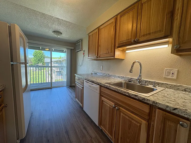 885 NE Sunset St #6 — Photo 3