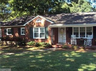 1110 N Peace Haven Rd, Winston Salem, NC 27104