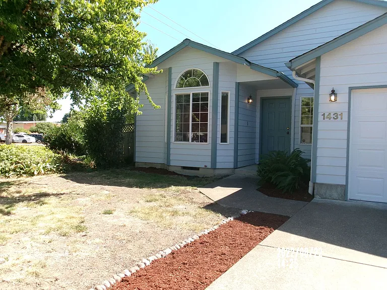 1431 SW Birdie Dr — Photo 2