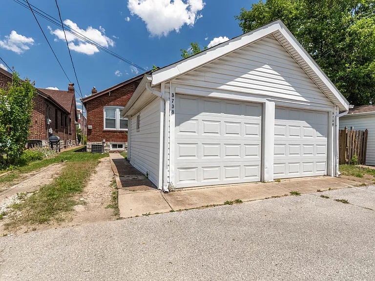 5736 Chippewa St — Photo 12