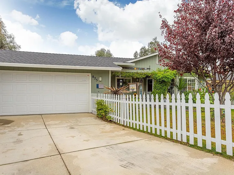 825 Jefferson Ct — Photo 1