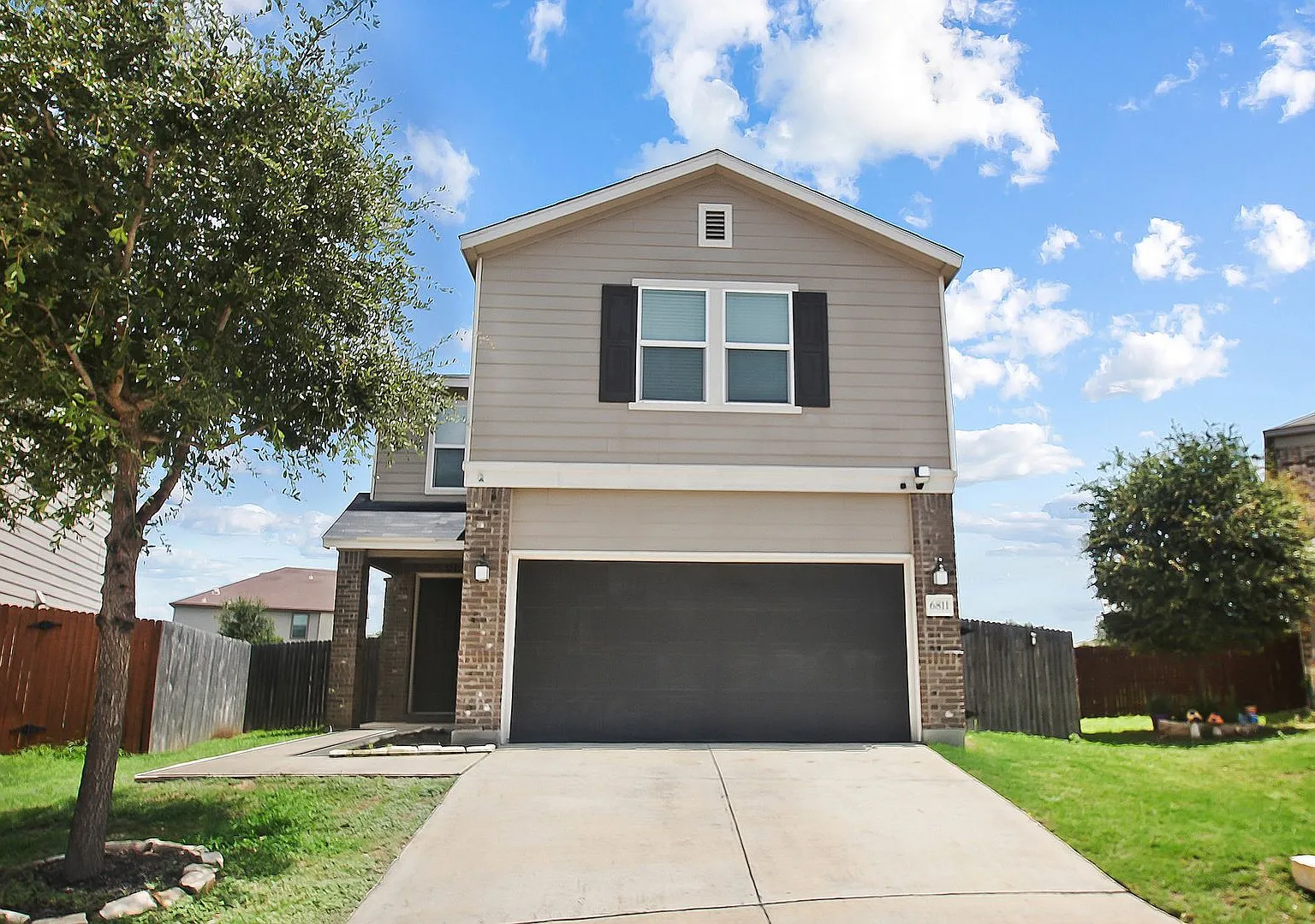 3 bedroom, 2 bathroom, 1 half located in Carmona Hills Subdivision — Photo 2