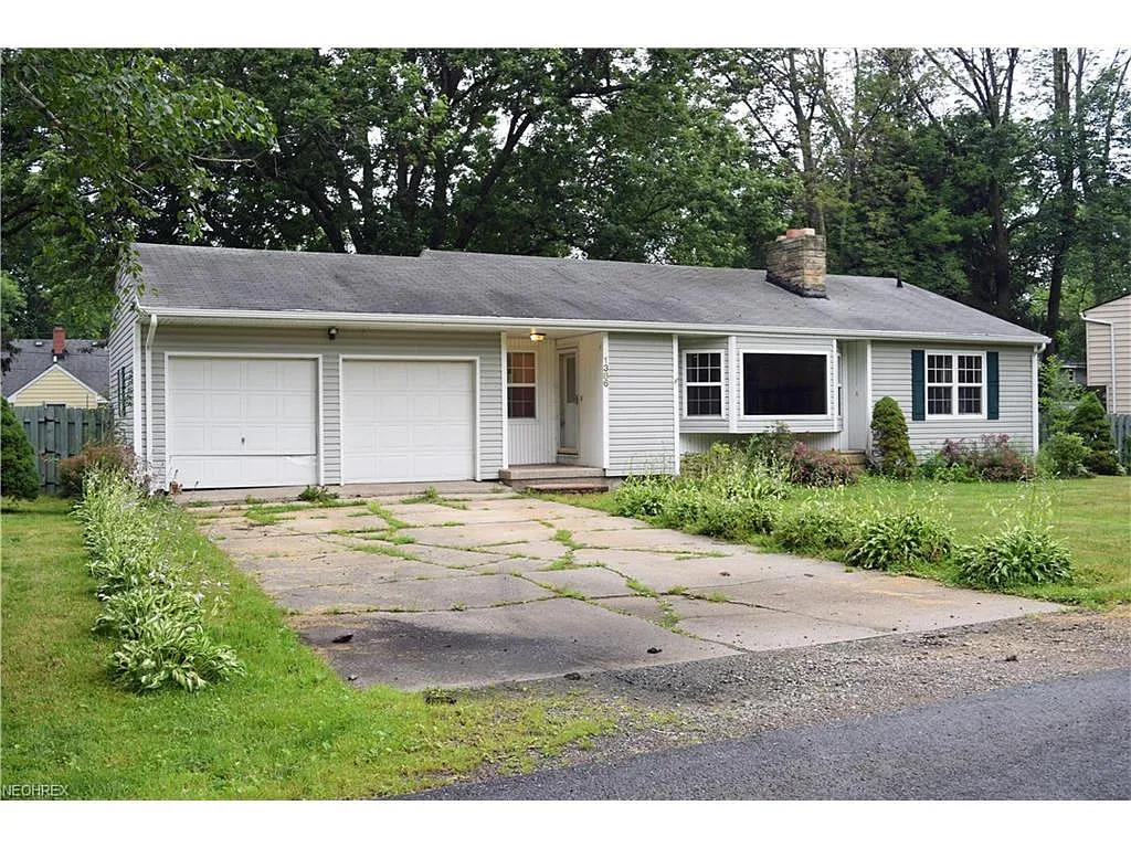 1386 Oxford Dr photo 1