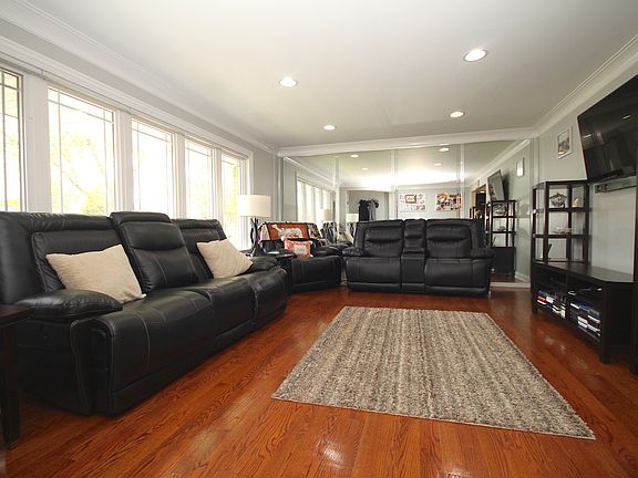 4th image of 10120 Schiller Blvd