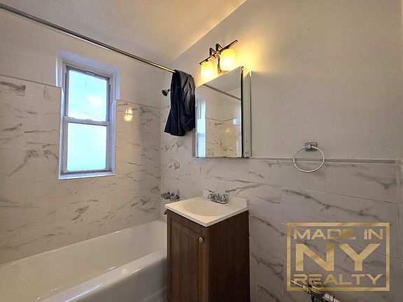 4th image of 18914 Crocheron Ave APT 605