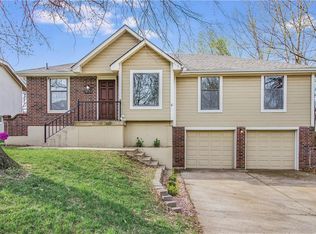1820 SW Westview Cir, Blue Springs, MO 64015