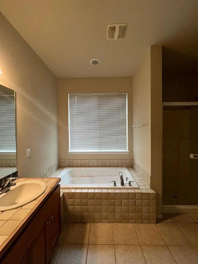 Spacious Olympia 3BD+Den - New Carpet & Paint — Photo 4