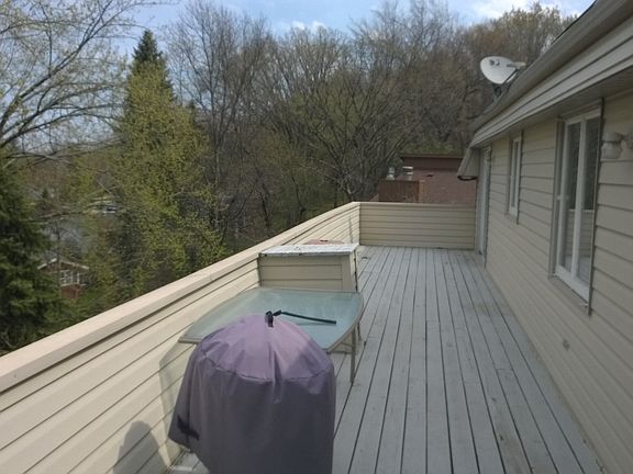 Main party/grilling deck.