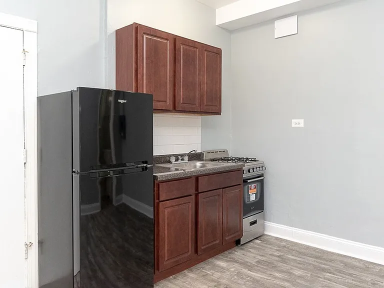4735 Beacon — Photo 7