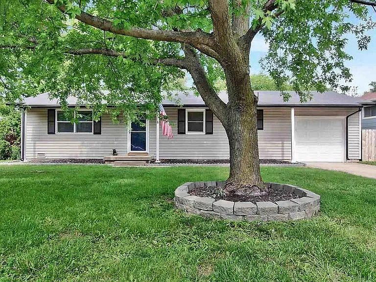 3 bed, 1000 sqft, $1,275 — Photo 1