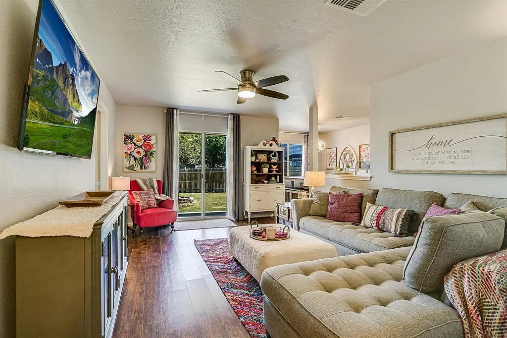 3 bed, 2.0 bath, 1144 sqft, $1,700 — Photo 2