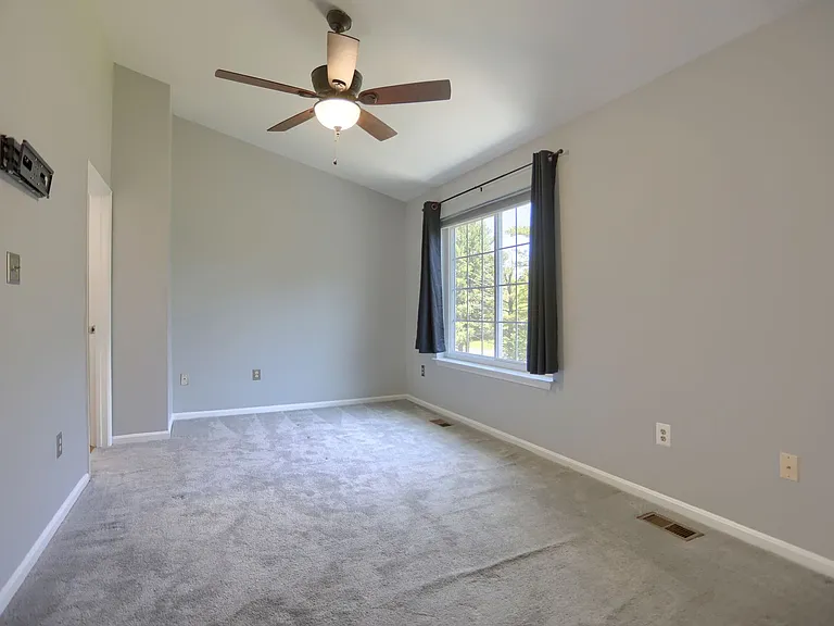 618 Milford Ct — Photo 12