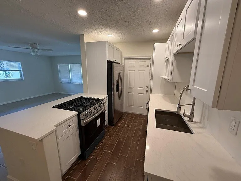 265 SW 7th St #4 — Photo 4