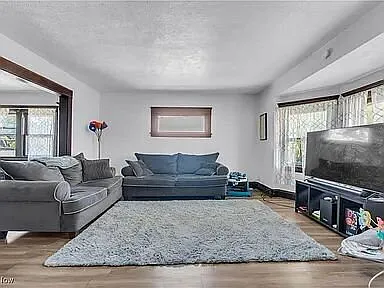 2-Bedroom Middle Duplex Unit with Appliances and Off-Street Parking in Cleveland — Photo 4