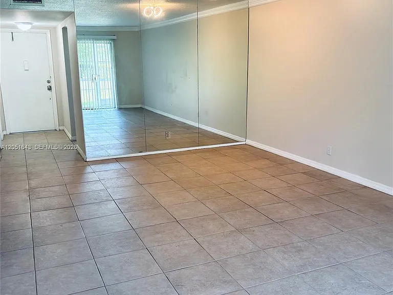 950 Hillcrest Dr #102 — Photo 4