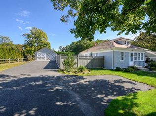 16 Squiretown Rd, Hampton Bays, NY 11946