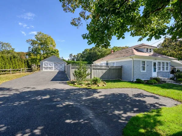 16 Squiretown Rd, Hampton Bays, NY 11946