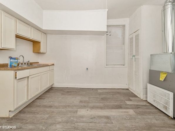 chicago-illinois-2072032355 picture