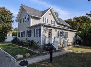 12 Maple Ct, Bay Shore, NY 11706