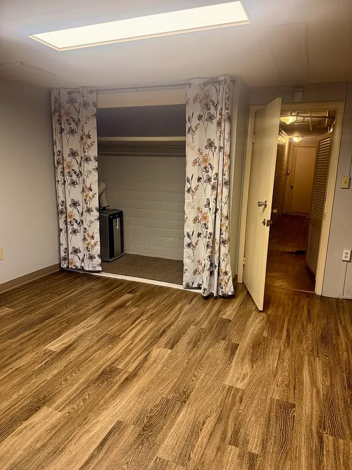 Studio, 1.0 bath, 225 sqft, $725 — Photo 2