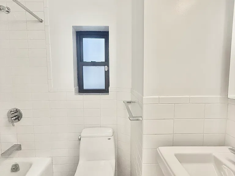 339 E 57th St #2D — Photo 4