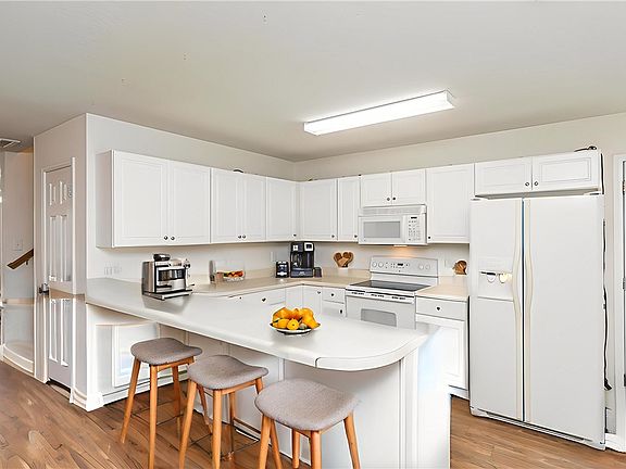 4th image of 100 Antique Ct