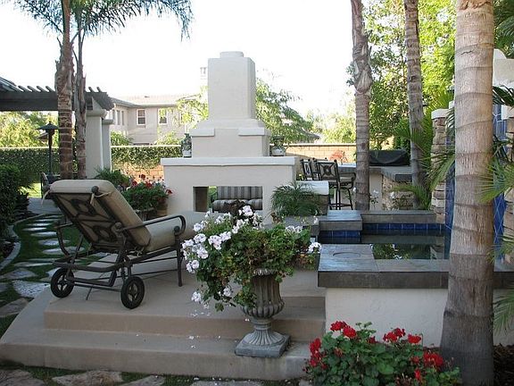 Large Corner Lot W/Spa & Fireplace