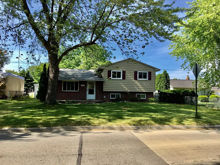 839 Hawthorne Ave — Photo 1