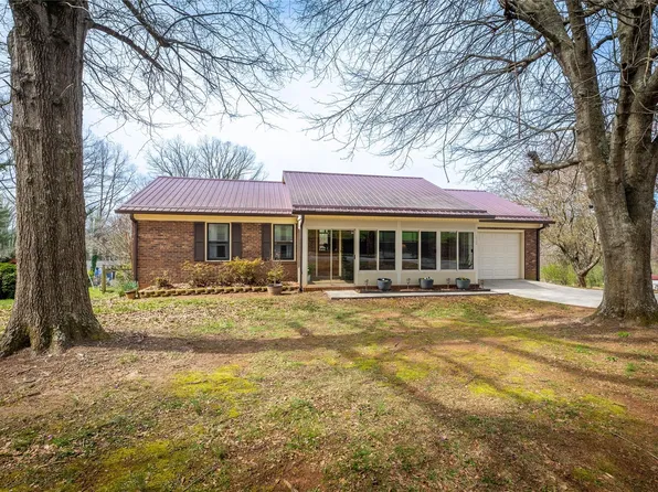 210 Forest Hill St, Morganton, NC 28655