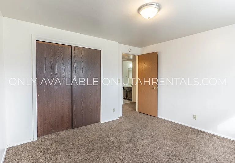 1036 S Virginia Cir — Photo 5