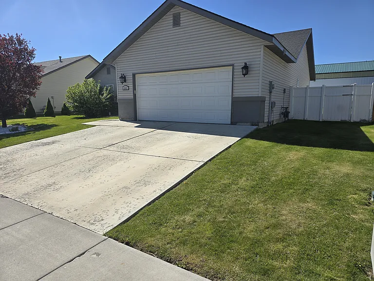 1643 Vista Dr — Photo 3