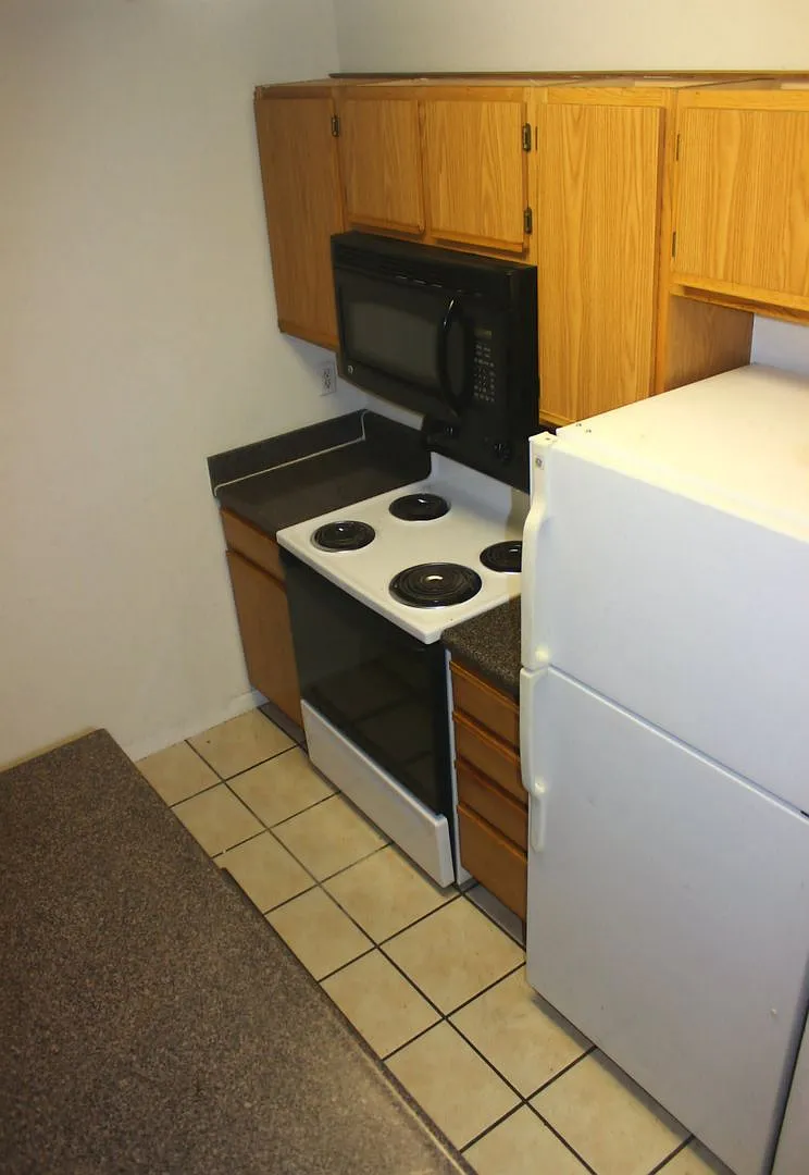 Country Club Apartments — Photo 3