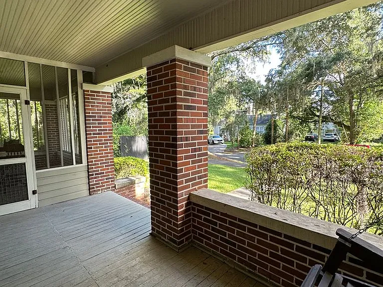 Beautiful downtown quad. 1 and 2 bed units available now. Pets allowed. — Photo 26
