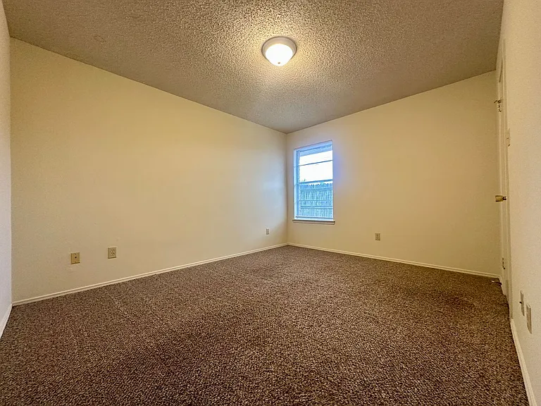 1404 Chapel Ridge Rd — Photo 11