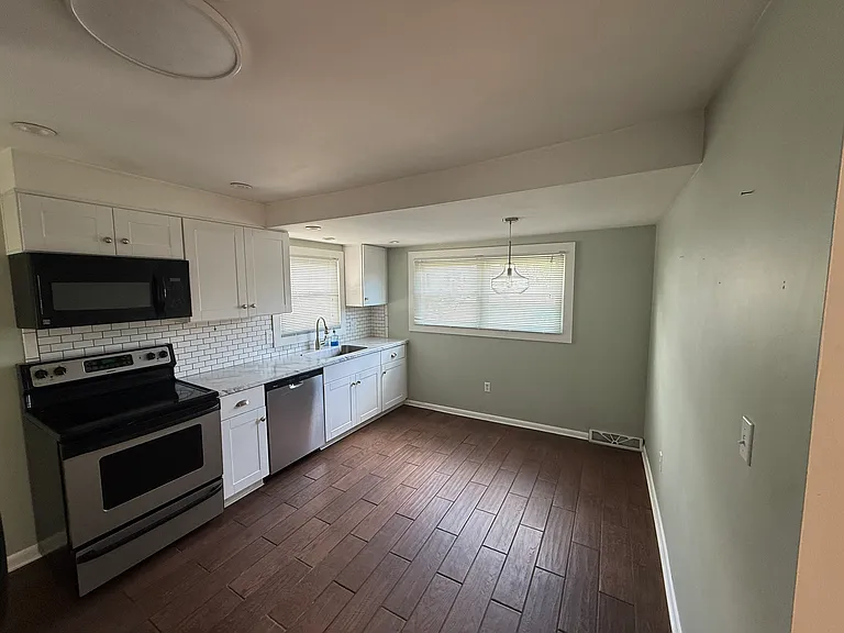 256 E 2nd St — Photo 5